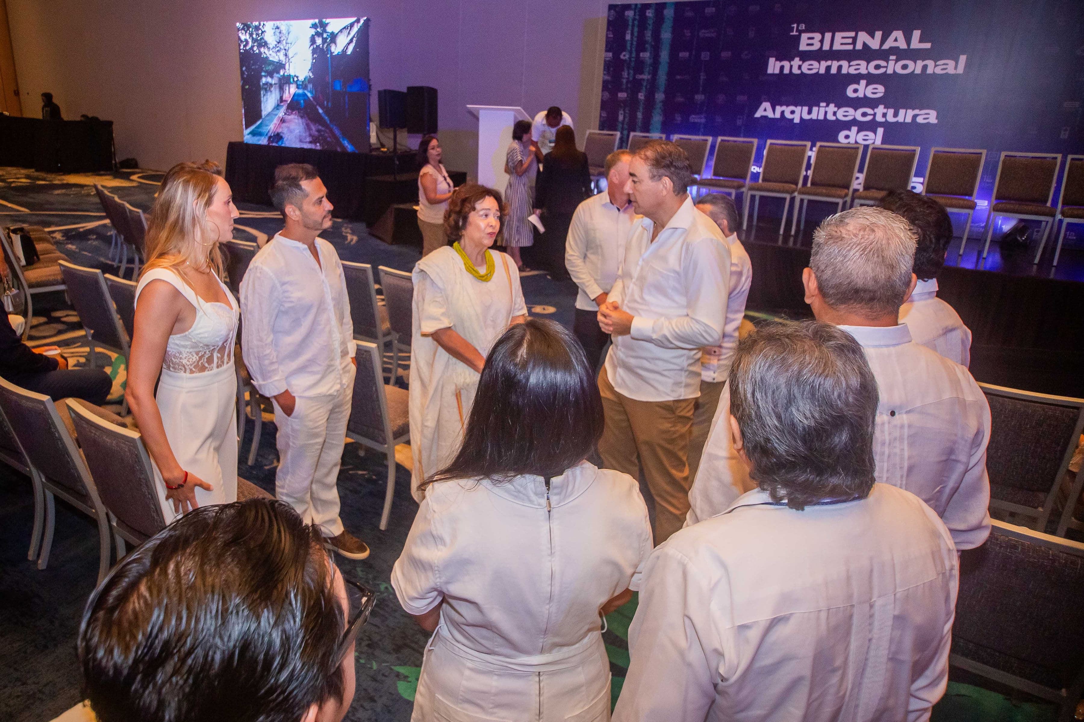 Una Mujer Fuerte Dejando Huella por Donde Camina