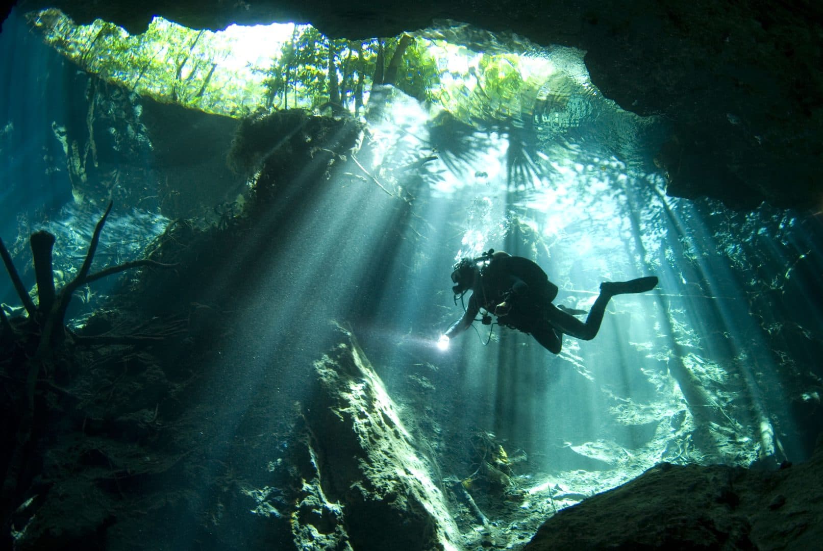 ¿Cómo se formaron cuevas y cenotes?