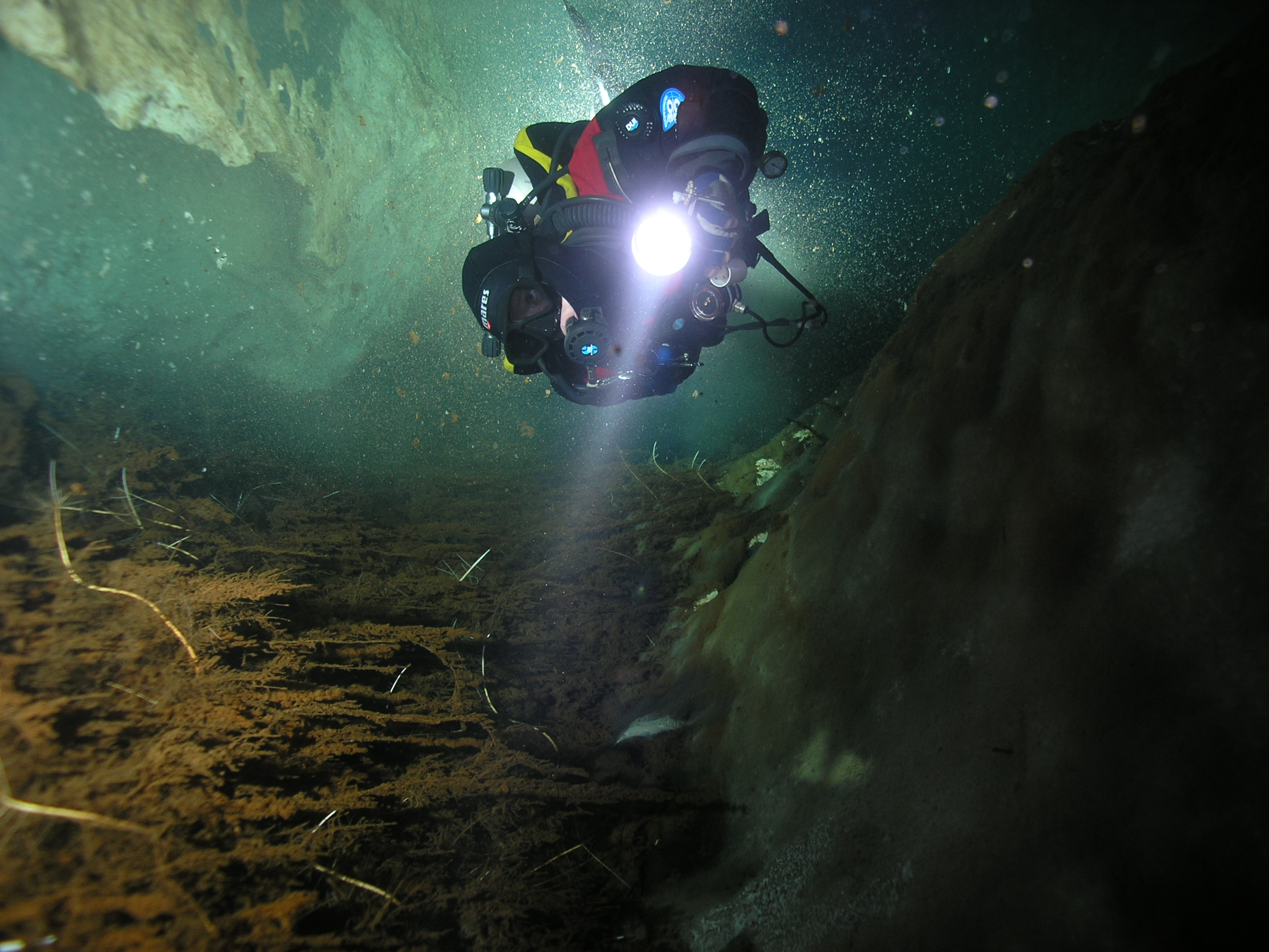 El Laberinto Subterráneo de Sian Ka'an: Una Última Frontera de Exploración y Conservación