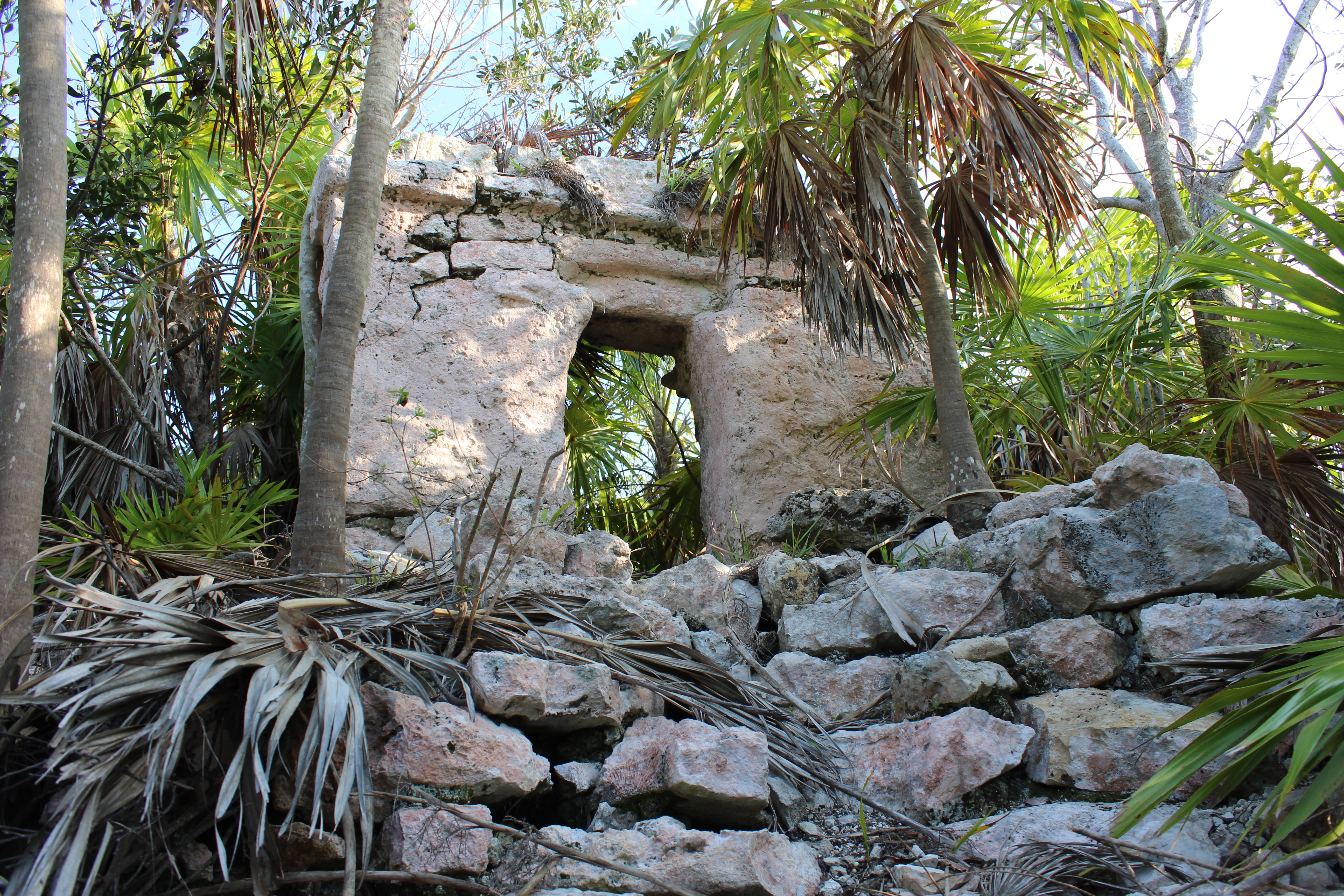 La Travesía de Michel Peissel, el Explorador Francés Que Caminó Entre Templos Olvidados de Quintana Roo