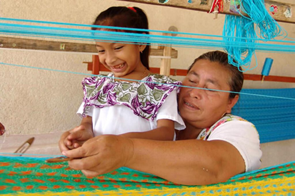 Recuerdos de la abuela, urdiendo hamacas - Hola Tulum
