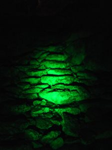 Desde tiempo inmemorable, el agua tuvo una especial importancia para los antiguos pueblos mayas. Sustancia preciosa y divina, imprescindible para la vida, desde épocas muy tempranas influyó en el pensamiento mágico, mítico y religioso de tal forma que fue un elemento vital en rituales de fertilidad, vida, muerte y renacimiento; y es así que la vemos como protagonista tanto en los mitos de creación y de devastación, como también  vinculada con númenes, espíritus y deidades.