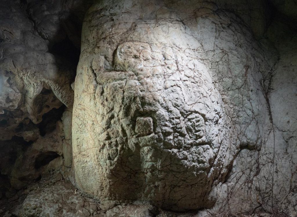 Desde tiempo inmemorable, el agua tuvo una especial importancia para los antiguos pueblos mayas. Sustancia preciosa y divina, imprescindible para la vida, desde épocas muy tempranas influyó en el pensamiento mágico, mítico y religioso de tal forma que fue un elemento vital en rituales de fertilidad, vida, muerte y renacimiento; y es así que la vemos como protagonista tanto en los mitos de creación y de devastación, como también  vinculada con númenes, espíritus y deidades.