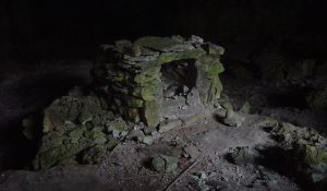 Desde tiempo inmemorable, el agua tuvo una especial importancia para los antiguos pueblos mayas. Sustancia preciosa y divina, imprescindible para la vida, desde épocas muy tempranas influyó en el pensamiento mágico, mítico y religioso de tal forma que fue un elemento vital en rituales de fertilidad, vida, muerte y renacimiento; y es así que la vemos como protagonista tanto en los mitos de creación y de devastación, como también  vinculada con númenes, espíritus y deidades.