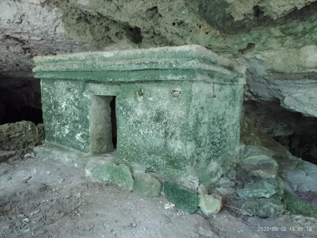 Desde tiempo inmemorable, el agua tuvo una especial importancia para los antiguos pueblos mayas. Sustancia preciosa y divina, imprescindible para la vida, desde épocas muy tempranas influyó en el pensamiento mágico, mítico y religioso de tal forma que fue un elemento vital en rituales de fertilidad, vida, muerte y renacimiento; y es así que la vemos como protagonista tanto en los mitos de creación y de devastación, como también  vinculada con númenes, espíritus y deidades.