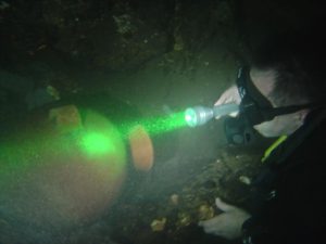 Desde tiempo inmemorable, el agua tuvo una especial importancia para los antiguos pueblos mayas. Sustancia preciosa y divina, imprescindible para la vida, desde épocas muy tempranas influyó en el pensamiento mágico, mítico y religioso de tal forma que fue un elemento vital en rituales de fertilidad, vida, muerte y renacimiento; y es así que la vemos como protagonista tanto en los mitos de creación y de devastación, como también  vinculada con númenes, espíritus y deidades.