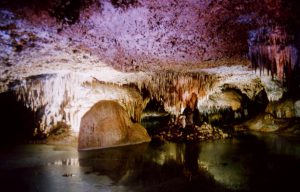 Desde tiempo inmemorable, el agua tuvo una especial importancia para los antiguos pueblos mayas. Sustancia preciosa y divina, imprescindible para la vida, desde épocas muy tempranas influyó en el pensamiento mágico, mítico y religioso de tal forma que fue un elemento vital en rituales de fertilidad, vida, muerte y renacimiento; y es así que la vemos como protagonista tanto en los mitos de creación y de devastación, como también  vinculada con númenes, espíritus y deidades.