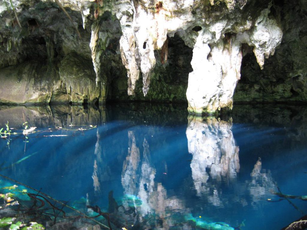 Desde tiempo inmemorable, el agua tuvo una especial importancia para los antiguos pueblos mayas. Sustancia preciosa y divina, imprescindible para la vida, desde épocas muy tempranas influyó en el pensamiento mágico, mítico y religioso de tal forma que fue un elemento vital en rituales de fertilidad, vida, muerte y renacimiento; y es así que la vemos como protagonista tanto en los mitos de creación y de devastación, como también  vinculada con númenes, espíritus y deidades.