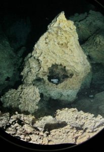 En el interior de los cenotes y cuevas del área de Tulum yacen vestigios que cuentan historias sobre algunos de nuestros antepasados más remotos, no solo de México, sino también del resto del continente americano. Fue en esta región de la península de Yucatán donde algunos de los primeros pobladores de América encontraron las condiciones ideales para la sobrevivencia de la especie y evolución de su cultura.
