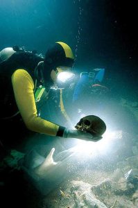 En el interior de los cenotes y cuevas del área de Tulum yacen vestigios que cuentan historias sobre algunos de nuestros antepasados más remotos, no solo de México, sino también del resto del continente americano. Fue en esta región de la península de Yucatán donde algunos de los primeros pobladores de América encontraron las condiciones ideales para la sobrevivencia de la especie y evolución de su cultura.