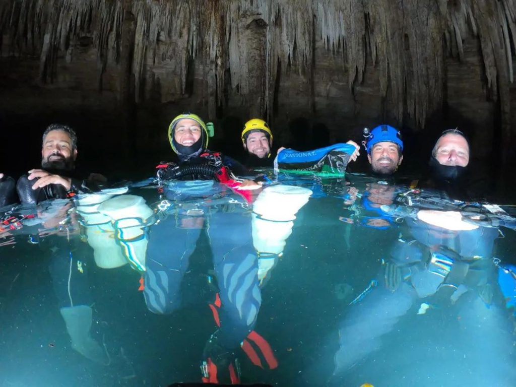 A lo largo de la historia, el desarrollo de las comunidades humanas y de las grandes civilizaciones ha estado estrechamente vinculado con el agua. Es por ello que no resulta extraño afirmar que las aguas subterráneas de la península de Yucatán fueron fundamentales para el desarrollo de las grandes ciudades mayas que florecieron en este territorio carente de ríos superficiales.
