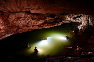 A lo largo de la historia, el desarrollo de las comunidades humanas y de las grandes civilizaciones ha estado estrechamente vinculado con el agua. Es por ello que no resulta extraño afirmar que las aguas subterráneas de la península de Yucatán fueron fundamentales para el desarrollo de las grandes ciudades mayas que florecieron en este territorio carente de ríos superficiales.