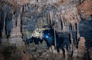 A lo largo de la historia, el desarrollo de las comunidades humanas y de las grandes civilizaciones ha estado estrechamente vinculado con el agua. Es por ello que no resulta extraño afirmar que las aguas subterráneas de la península de Yucatán fueron fundamentales para el desarrollo de las grandes ciudades mayas que florecieron en este territorio carente de ríos superficiales.