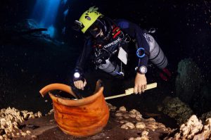 A lo largo de la historia, el desarrollo de las comunidades humanas y de las grandes civilizaciones ha estado estrechamente vinculado con el agua. Es por ello que no resulta extraño afirmar que las aguas subterráneas de la península de Yucatán fueron fundamentales para el desarrollo de las grandes ciudades mayas que florecieron en este territorio carente de ríos superficiales.