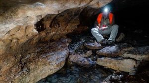 A lo largo de la historia, el desarrollo de las comunidades humanas y de las grandes civilizaciones ha estado estrechamente vinculado con el agua. Es por ello que no resulta extraño afirmar que las aguas subterráneas de la península de Yucatán fueron fundamentales para el desarrollo de las grandes ciudades mayas que florecieron en este territorio carente de ríos superficiales.