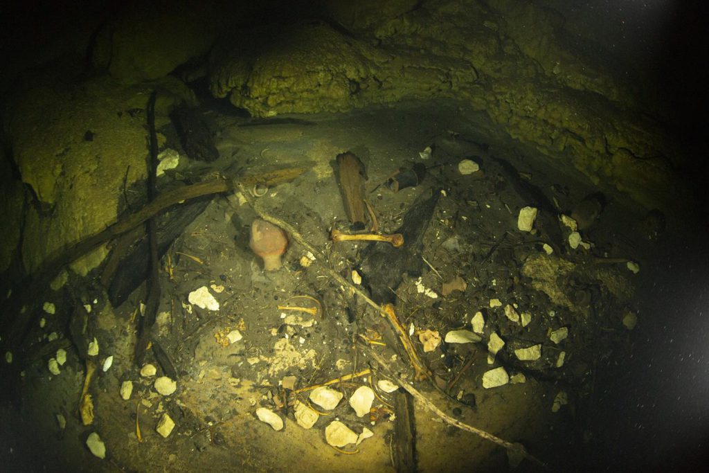 A lo largo de la historia, el desarrollo de las comunidades humanas y de las grandes civilizaciones ha estado estrechamente vinculado con el agua. Es por ello que no resulta extraño afirmar que las aguas subterráneas de la península de Yucatán fueron fundamentales para el desarrollo de las grandes ciudades mayas que florecieron en este territorio carente de ríos superficiales.