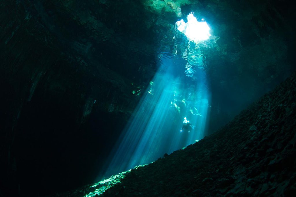 A lo largo de la historia, el desarrollo de las comunidades humanas y de las grandes civilizaciones ha estado estrechamente vinculado con el agua. Es por ello que no resulta extraño afirmar que las aguas subterráneas de la península de Yucatán fueron fundamentales para el desarrollo de las grandes ciudades mayas que florecieron en este territorio carente de ríos superficiales.