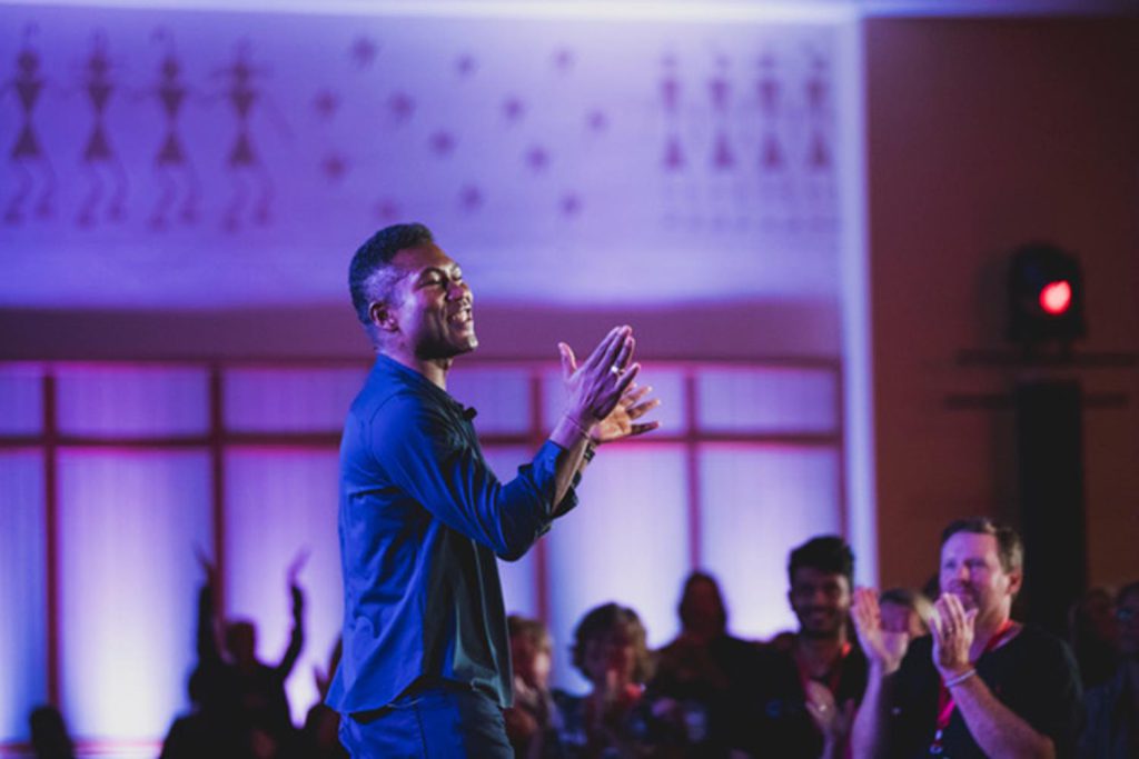 Kute Blackson nació en Ghana, África Occidental. Su padre fue un destacado líder religioso que fundó múltiples iglesias y se convirtió en un líder legendario. Desde joven destacó por su capacidad oratoria, pero descubrió que la espiritualidad era un camino más amplio y personal, por lo que inició su propio recorrido. Fue gracias a esta decisión que logró despojarse de creencias y buscar respuestas que le permitieron reconstruir su vida a partir de la libertad y una forma de vivir de manera plena. Así es como se ha convertido en uno de los más representativos de la espiritualidad y consciencia modernas.