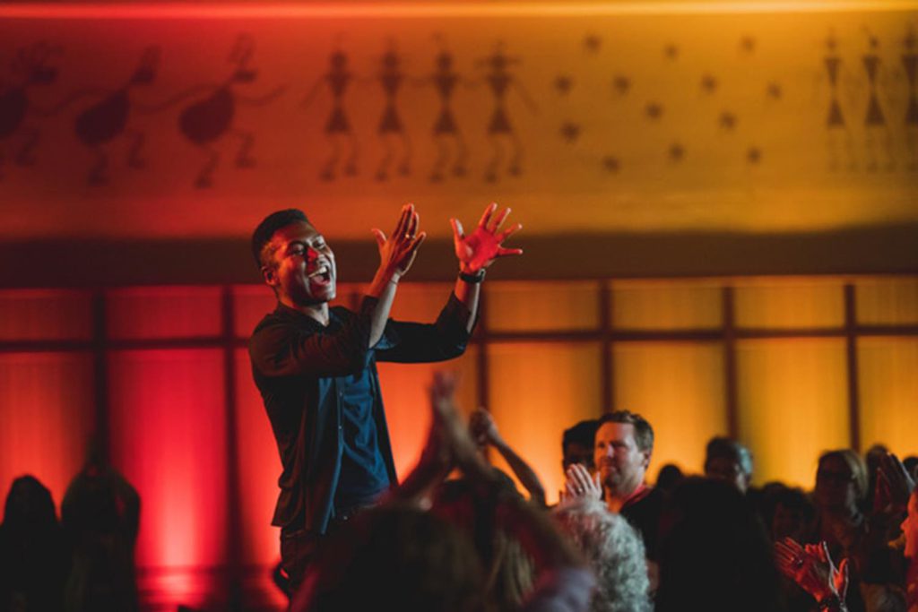 Kute Blackson nació en Ghana, África Occidental. Su padre fue un destacado líder religioso que fundó múltiples iglesias y se convirtió en un líder legendario. Desde joven destacó por su capacidad oratoria, pero descubrió que la espiritualidad era un camino más amplio y personal, por lo que inició su propio recorrido. Fue gracias a esta decisión que logró despojarse de creencias y buscar respuestas que le permitieron reconstruir su vida a partir de la libertad y una forma de vivir de manera plena. Así es como se ha convertido en uno de los más representativos de la espiritualidad y consciencia modernas.