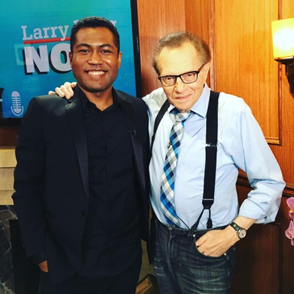 Kute Blackson nació en Ghana, África Occidental. Su padre fue un destacado líder religioso que fundó múltiples iglesias y se convirtió en un líder legendario. Desde joven destacó por su capacidad oratoria, pero descubrió que la espiritualidad era un camino más amplio y personal, por lo que inició su propio recorrido. Fue gracias a esta decisión que logró despojarse de creencias y buscar respuestas que le permitieron reconstruir su vida a partir de la libertad y una forma de vivir de manera plena. Así es como se ha convertido en uno de los más representativos de la espiritualidad y consciencia modernas.