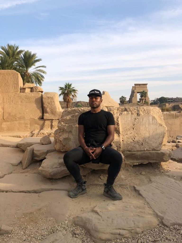 Kute Blackson nació en Ghana, África Occidental. Su padre fue un destacado líder religioso que fundó múltiples iglesias y se convirtió en un líder legendario. Desde joven destacó por su capacidad oratoria, pero descubrió que la espiritualidad era un camino más amplio y personal, por lo que inició su propio recorrido. Fue gracias a esta decisión que logró despojarse de creencias y buscar respuestas que le permitieron reconstruir su vida a partir de la libertad y una forma de vivir de manera plena. Así es como se ha convertido en uno de los más representativos de la espiritualidad y consciencia modernas.