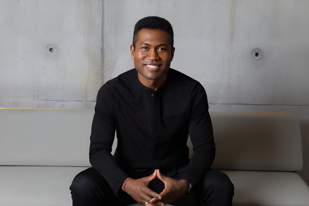 Kute Blackson nació en Ghana, África Occidental. Su padre fue un destacado líder religioso que fundó múltiples iglesias y se convirtió en un líder legendario. Desde joven destacó por su capacidad oratoria, pero descubrió que la espiritualidad era un camino más amplio y personal, por lo que inició su propio recorrido. Fue gracias a esta decisión que logró despojarse de creencias y buscar respuestas que le permitieron reconstruir su vida a partir de la libertad y una forma de vivir de manera plena. Así es como se ha convertido en uno de los más representativos de la espiritualidad y consciencia modernas.