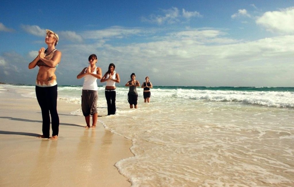 Gracias a los estudios científicos que iniciaron en los años 70s - y que continúan despertando el interés de especialistas relacionados con las diversas prácticas médicas y terapias alternativas- el yoga ha demostrado ser una valiosa herramienta para la salud física, el bienestar emocional y mental.