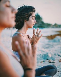 Gracias a los estudios científicos que iniciaron en los años 70s - y que continúan despertando el interés de especialistas relacionados con las diversas prácticas médicas y terapias alternativas- el yoga ha demostrado ser una valiosa herramienta para la salud física, el bienestar emocional y mental.