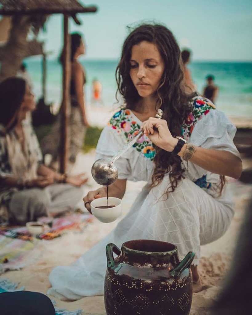 Nos encontramos en un momento en el que la búsqueda del bienestar está hilándose con la de trascendencia, conexión con la naturaleza y lo sagrado; con lo tradicional y la innovación en el abordaje de la vida. Como parte del proceso de sanación se han integrado prácticas ceremoniales, rituales y espirituales de los pueblos originarios en las que sus integrantes han encontrado un sentido de pertenencia, claridad y certezas en sus maneras de ver el mundo.