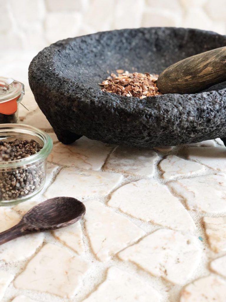 Nuestros ancestros consideraban a las plantas como seres vivientes y representaciones de los dones de los dioses y de la naturaleza porque brindan alimento, belleza y salud. Además de nutrir el cuerpo, poseen sustancias capaces de prevenir y curar nuestras dolencias; así como algunas propiedades que permiten mejorar el funcionamiento del organismo al propiciar una buena digestión, sueño reparador, efectos calmantes del sistema nervioso y reguladores de funciones hepáticas, cardíacas y renales, entre otras que la ciencia ha podido comprobar.