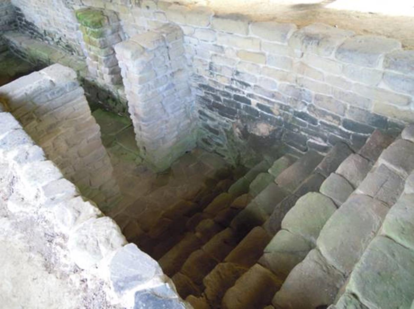 Históricamente, las sociedades y culturas humanas han desarrollado métodos y técnicas dentro de sus tradiciones para tratar padecimientos del cuerpo e incluso del alma; éstas varían dependiendo de la época, área geográfica y cultural en la que se hayan desarrollado y, en una misma región, pueden encontrarse diversas maneras para tratar un mismo padecimiento y viceversa: podría identificarse una práctica paralela en dos pueblos o grupos distintos, distanciados por el espacio geográfico y temporal.