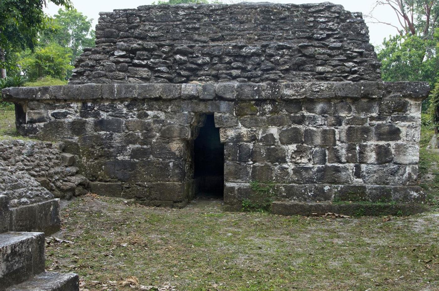 Históricamente, las sociedades y culturas humanas han desarrollado métodos y técnicas dentro de sus tradiciones para tratar padecimientos del cuerpo e incluso del alma; éstas varían dependiendo de la época, área geográfica y cultural en la que se hayan desarrollado y, en una misma región, pueden encontrarse diversas maneras para tratar un mismo padecimiento y viceversa: podría identificarse una práctica paralela en dos pueblos o grupos distintos, distanciados por el espacio geográfico y temporal.