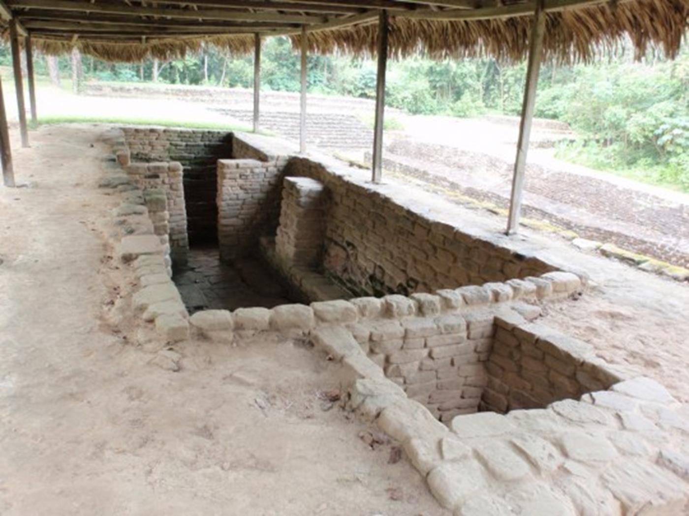 Históricamente, las sociedades y culturas humanas han desarrollado métodos y técnicas dentro de sus tradiciones para tratar padecimientos del cuerpo e incluso del alma; éstas varían dependiendo de la época, área geográfica y cultural en la que se hayan desarrollado y, en una misma región, pueden encontrarse diversas maneras para tratar un mismo padecimiento y viceversa: podría identificarse una práctica paralela en dos pueblos o grupos distintos, distanciados por el espacio geográfico y temporal.