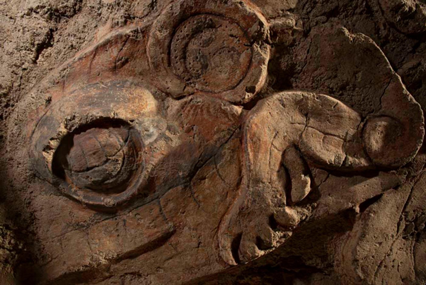 Históricamente, las sociedades y culturas humanas han desarrollado métodos y técnicas dentro de sus tradiciones para tratar padecimientos del cuerpo e incluso del alma; éstas varían dependiendo de la época, área geográfica y cultural en la que se hayan desarrollado y, en una misma región, pueden encontrarse diversas maneras para tratar un mismo padecimiento y viceversa: podría identificarse una práctica paralela en dos pueblos o grupos distintos, distanciados por el espacio geográfico y temporal.
