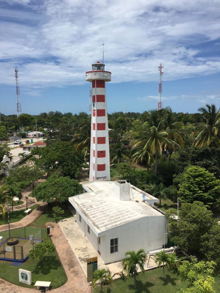 Su peculiar nombre proviene del hecho de que está rodeada tanto por el agua dulce de la Laguna de Términos como por el agua salada del Golfo de México. Es una Villa ubicada en la boca noreste de la Laguna de Términos y al suroeste de la capital del Estado de Campeche, desde donde puede llegarse en (aproximadamente) 90 minutos. Pertenece al Municipio de Carmen y se encuentra a 40 kilómetros de distancia de dicha ciudad.