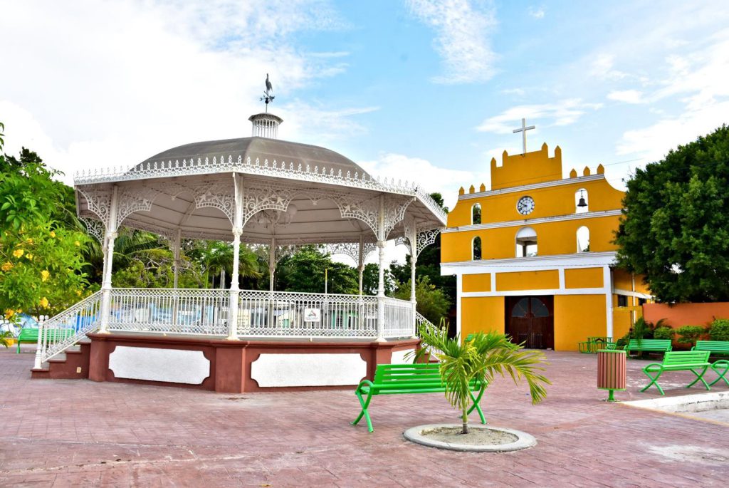 Su peculiar nombre proviene del hecho de que está rodeada tanto por el agua dulce de la Laguna de Términos como por el agua salada del Golfo de México. Es una Villa ubicada en la boca noreste de la Laguna de Términos y al suroeste de la capital del Estado de Campeche, desde donde puede llegarse en (aproximadamente) 90 minutos. Pertenece al Municipio de Carmen y se encuentra a 40 kilómetros de distancia de dicha ciudad.