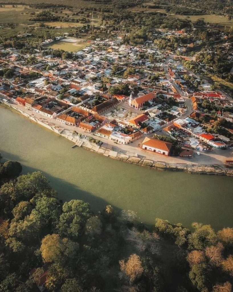 Hablar de Palizada nos remonta al lugar más lejano y colorido del estado de Campeche y nos invita a recorrer un largo camino de exuberante vegetación, entrelazado con fauna tan variada que la distancia y la espera para llegar aquí valen la pena, porque permiten recobrar el contacto con la naturaleza y te revitalizan… y entonces sucede algo mágico: el lugar te cautiva para siempre y te lo llevas en el corazón.
