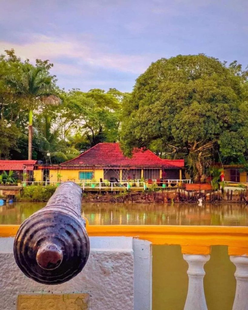 Hablar de Palizada nos remonta al lugar más lejano y colorido del estado de Campeche y nos invita a recorrer un largo camino de exuberante vegetación, entrelazado con fauna tan variada que la distancia y la espera para llegar aquí valen la pena, porque permiten recobrar el contacto con la naturaleza y te revitalizan… y entonces sucede algo mágico: el lugar te cautiva para siempre y te lo llevas en el corazón.