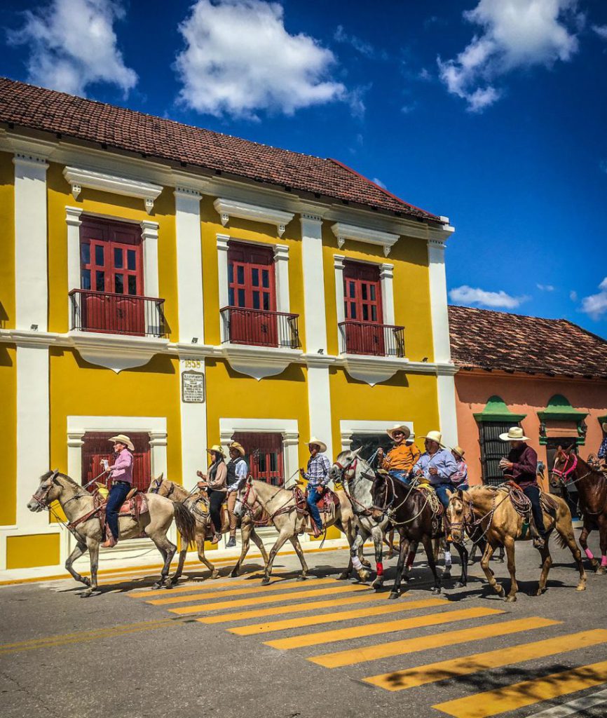 Hablar de Palizada nos remonta al lugar más lejano y colorido del estado de Campeche y nos invita a recorrer un largo camino de exuberante vegetación, entrelazado con fauna tan variada que la distancia y la espera para llegar aquí valen la pena, porque permiten recobrar el contacto con la naturaleza y te revitalizan… y entonces sucede algo mágico: el lugar te cautiva para siempre y te lo llevas en el corazón.
