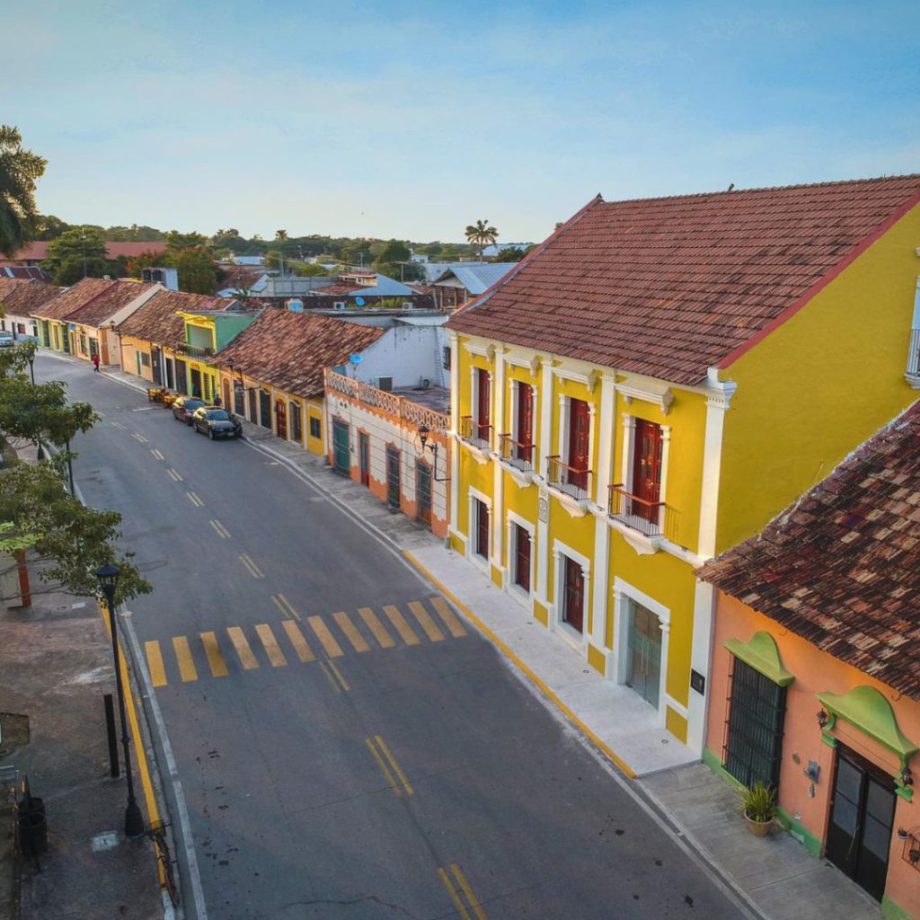 Hablar de Palizada nos remonta al lugar más lejano y colorido del estado de Campeche y nos invita a recorrer un largo camino de exuberante vegetación, entrelazado con fauna tan variada que la distancia y la espera para llegar aquí valen la pena, porque permiten recobrar el contacto con la naturaleza y te revitalizan… y entonces sucede algo mágico: el lugar te cautiva para siempre y te lo llevas en el corazón.