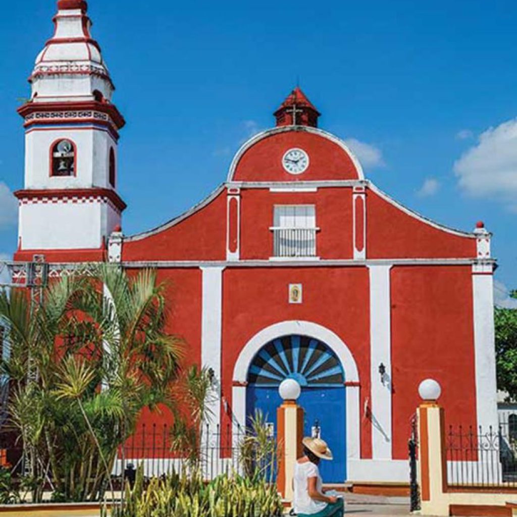 Hablar de Palizada nos remonta al lugar más lejano y colorido del estado de Campeche y nos invita a recorrer un largo camino de exuberante vegetación, entrelazado con fauna tan variada que la distancia y la espera para llegar aquí valen la pena, porque permiten recobrar el contacto con la naturaleza y te revitalizan… y entonces sucede algo mágico: el lugar te cautiva para siempre y te lo llevas en el corazón.