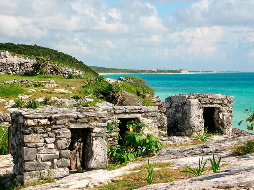 Si quisiéramos saber por qué Tulum es un pueblo mágico, probablemente tendríamos que remontarnos casi trece mil años atrás, cuando esta región era una pradera de clima templado a la que llegaron los primeros pobladores pre mayas de la Península de Yucatán.