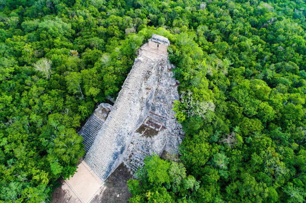 Si quisiéramos saber por qué Tulum es un pueblo mágico, probablemente tendríamos que remontarnos casi trece mil años atrás, cuando esta región era una pradera de clima templado a la que llegaron los primeros pobladores pre mayas de la Península de Yucatán.