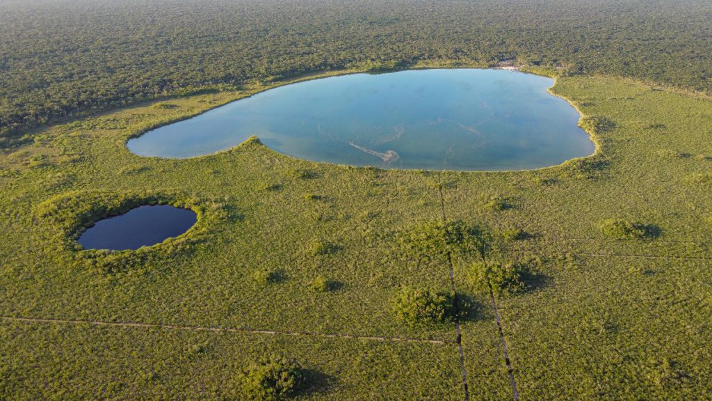 Si quisiéramos saber por qué Tulum es un pueblo mágico, probablemente tendríamos que remontarnos casi trece mil años atrás, cuando esta región era una pradera de clima templado a la que llegaron los primeros pobladores pre mayas de la Península de Yucatán.
