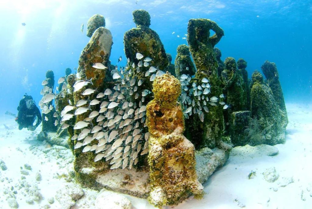 Enclavada en el extremo nororiental de la Península de Yucatán, Isla Mujeres es el lugar en México que recibe la majestuosidad de los primeros rayos del sol de cada amanecer y, por ende, vislumbra primero el ocaso de espectaculares e inigualables atardeceres a la orilla del mar.