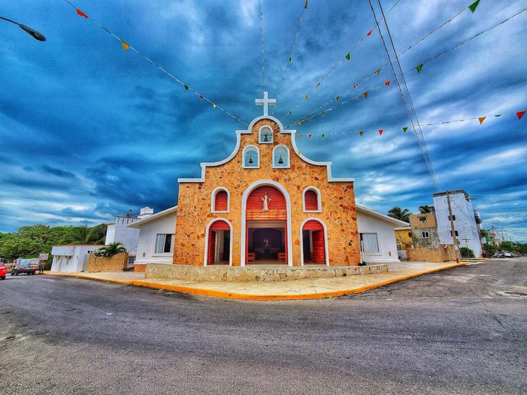 Enclavada en el extremo nororiental de la Península de Yucatán, Isla Mujeres es el lugar en México que recibe la majestuosidad de los primeros rayos del sol de cada amanecer y, por ende, vislumbra primero el ocaso de espectaculares e inigualables atardeceres a la orilla del mar.