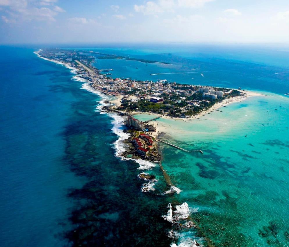 Enclavada en el extremo nororiental de la Península de Yucatán, Isla Mujeres es el lugar en México que recibe la majestuosidad de los primeros rayos del sol de cada amanecer y, por ende, vislumbra primero el ocaso de espectaculares e inigualables atardeceres a la orilla del mar.
