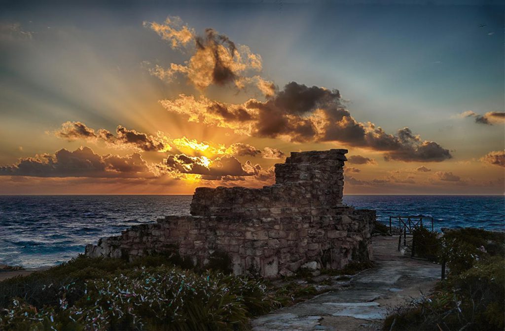 Enclavada en el extremo nororiental de la Península de Yucatán, Isla Mujeres es el lugar en México que recibe la majestuosidad de los primeros rayos del sol de cada amanecer y, por ende, vislumbra primero el ocaso de espectaculares e inigualables atardeceres a la orilla del mar.