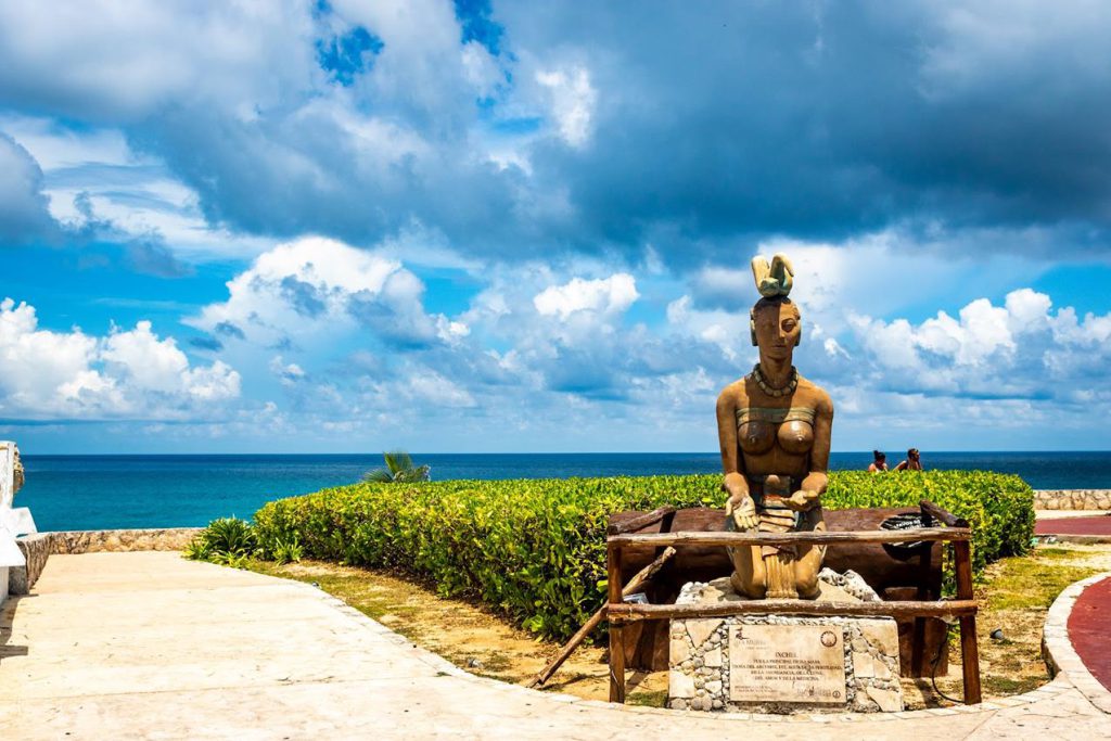 Enclavada en el extremo nororiental de la Península de Yucatán, Isla Mujeres es el lugar en México que recibe la majestuosidad de los primeros rayos del sol de cada amanecer y, por ende, vislumbra primero el ocaso de espectaculares e inigualables atardeceres a la orilla del mar.