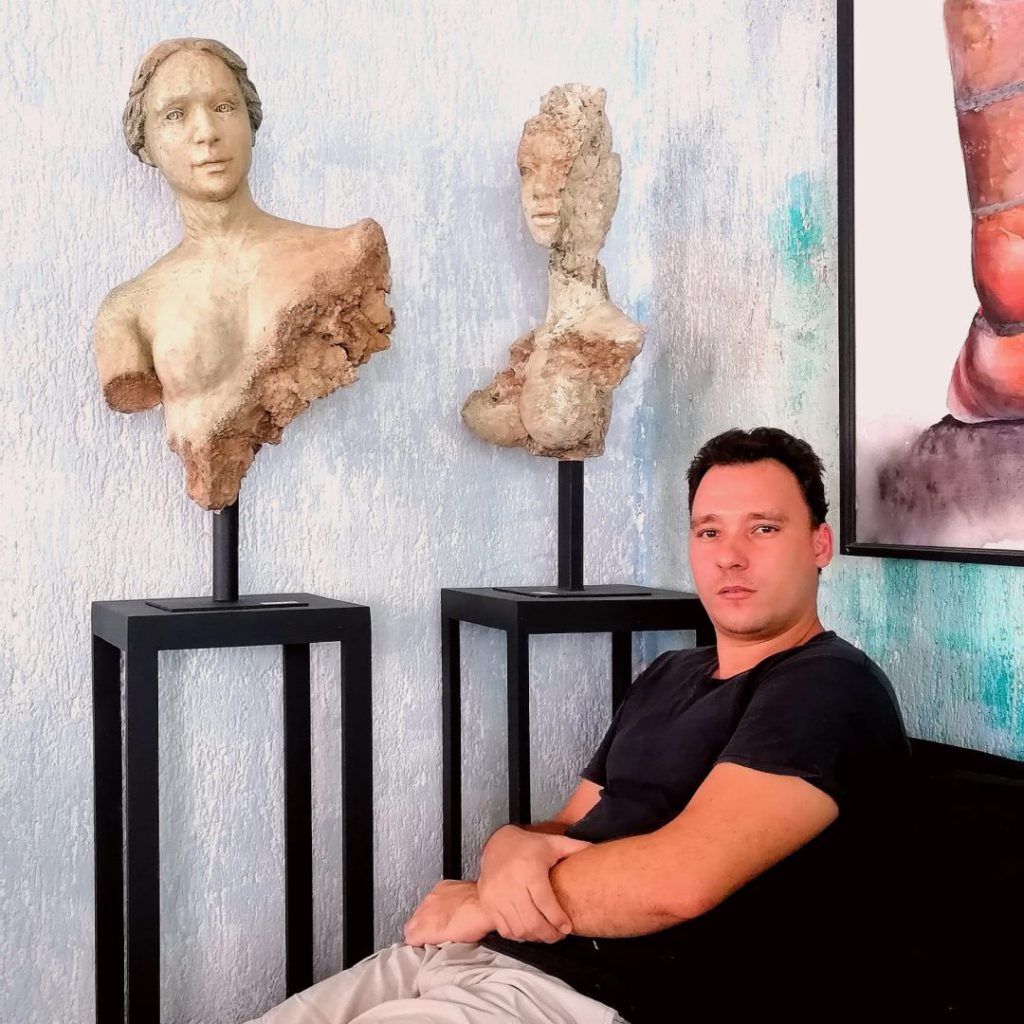 Carlos Becerra es un escultor establecido en el Caribe mexicano, quien se apropia de objetos y los transmuta en metáforas visuales que generan nuevas lecturas y connotaciones, y así, desde su disciplina, traduce el mundo al lenguaje artístico.